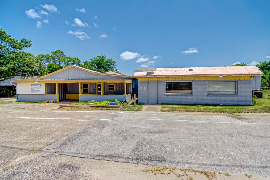 More Photos Of 3019 Dickinson Ave, Dickinson Freestanding For Sale