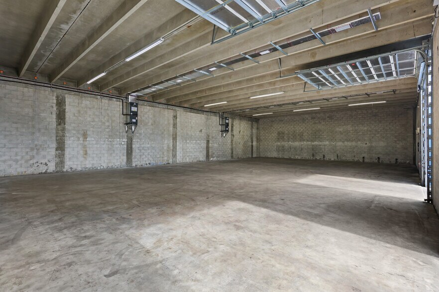 More Photos Of 2605 Kelly Ln, Lake Worth Light Distribution For Lease