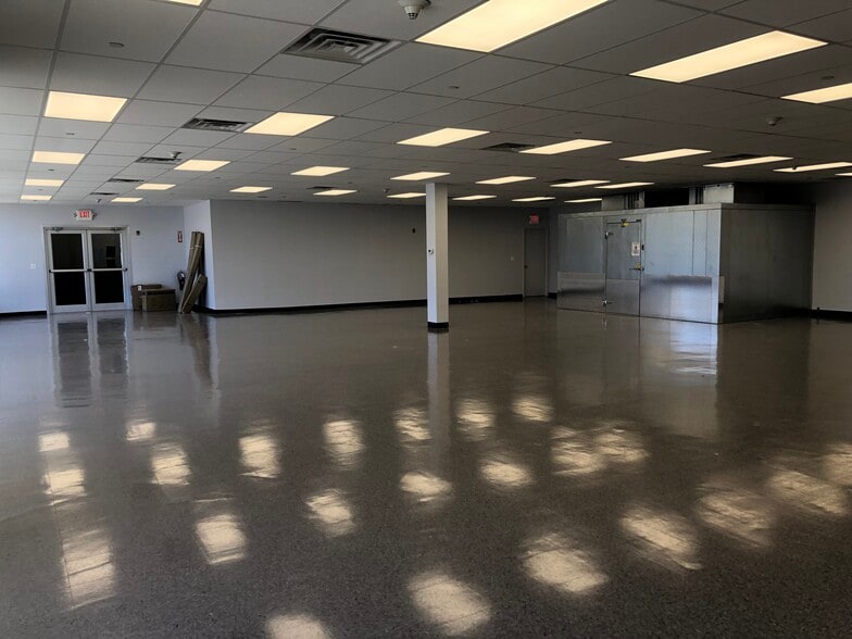 More Photos Of 595 S Broadway, Hicksville Warehouse For Lease