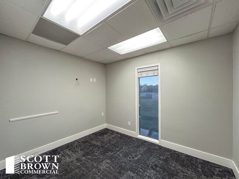 More Photos Of 638 Londonderry Ln, Denton Medical For Sale