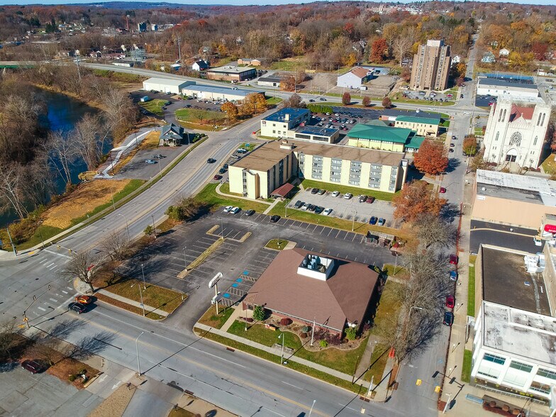 More Photos Of 100 W Washington St, New Castle Restaurant For Lease