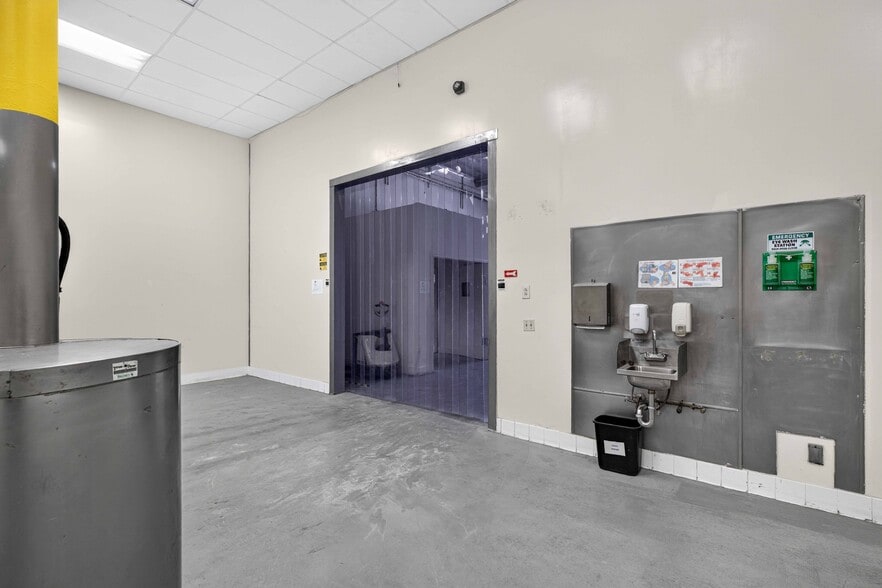 More Photos Of 12220 Rivera Rd, Whittier Warehouse For Lease