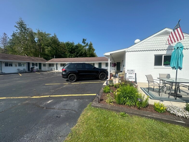 More Photos Of 2040 I-75 Business Loop, Saint Ignace Hotel For Sale