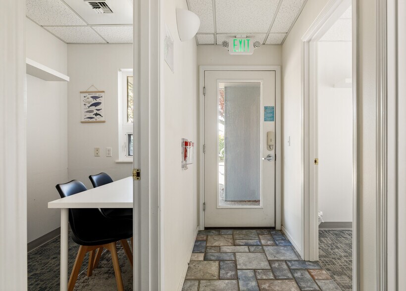 More Photos Of 35 SE Ely St, Oak Harbor Office For Sale