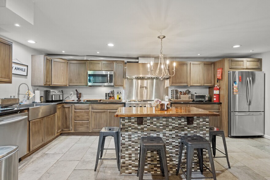 More Photos Of 2735 PA-390, Canadensis Hospitality For Sale