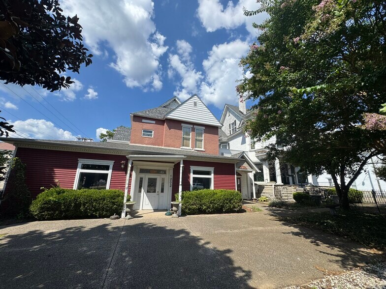 More Photos Of 1202 6th Ave, Huntington Restaurant For Sale