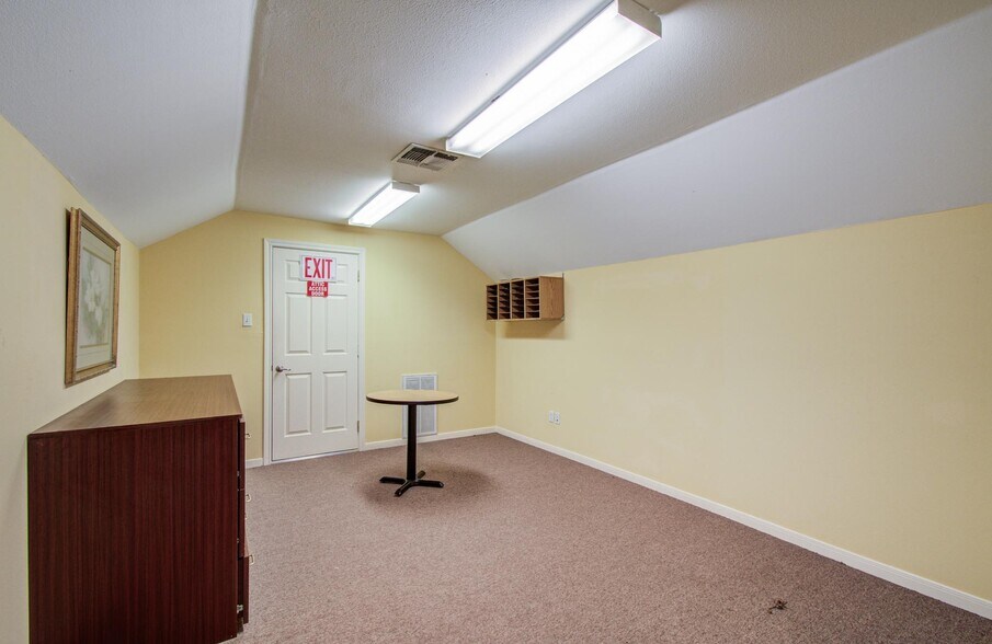 More Photos Of 11201 Steeplepark Dr, Houston Office Residential For Sale