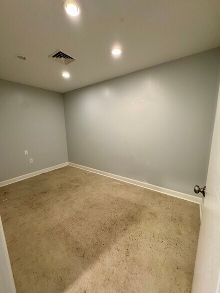 More Photos Of 6190 Old Mendenhall Rd, High Point Warehouse For Lease