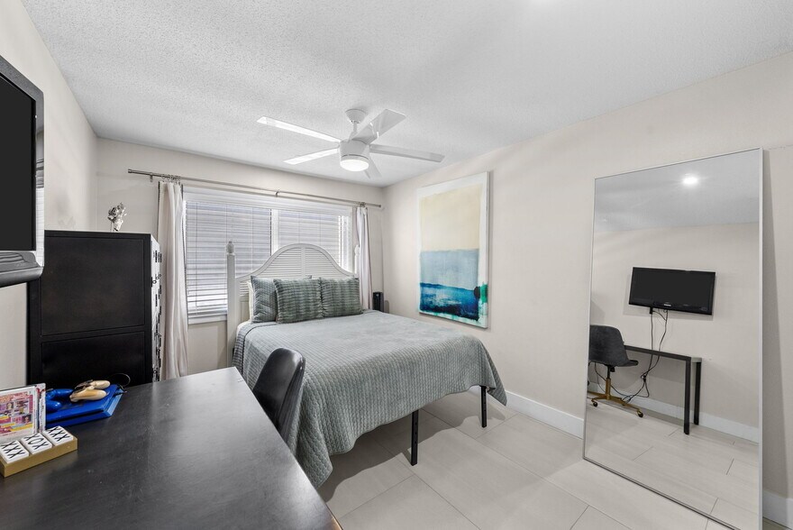 More Photos Of 439 Causeway Blvd, Dunedin Office For Sale