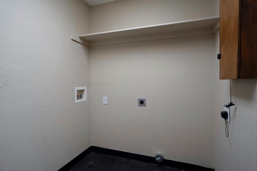 More Photos Of 2830 NW 32nd St, Newcastle Office For Sale