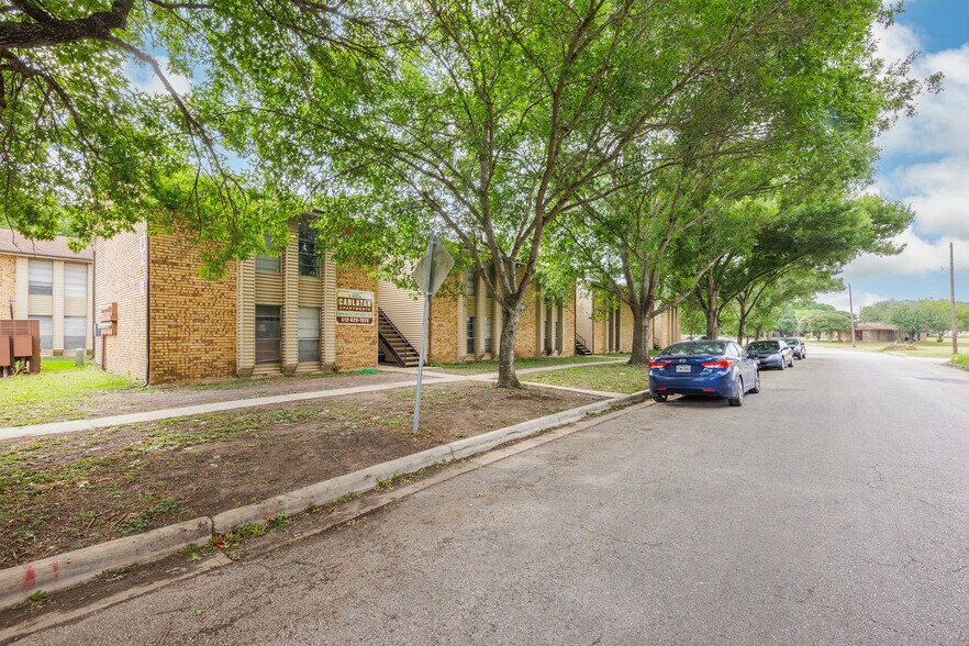 More Photos Of 700 N Medina St, Lockhart Apartments For Sale