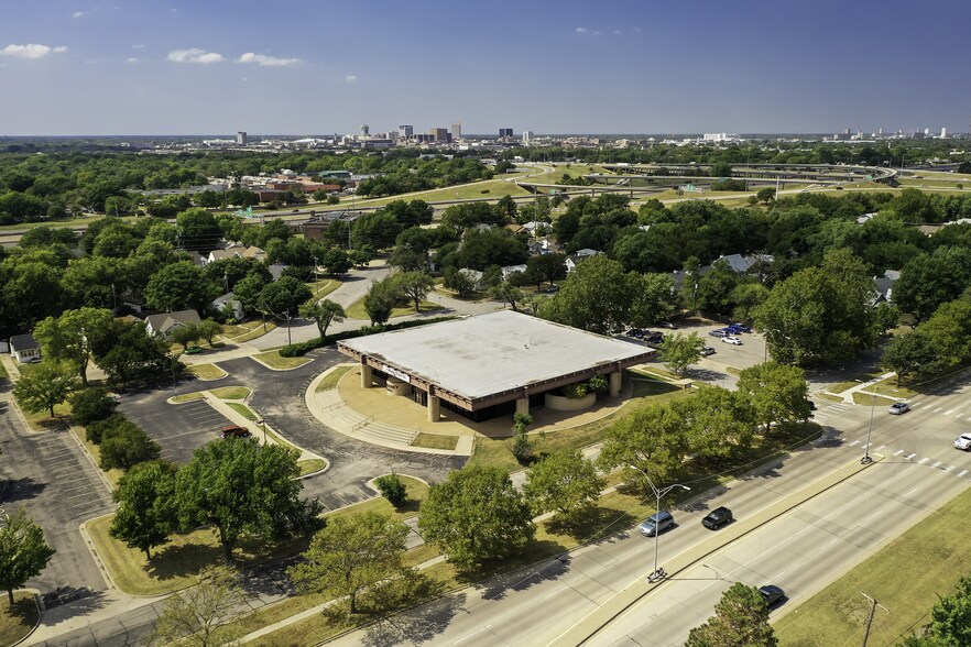 More Photos Of 2300 E Lincoln St, Wichita Freestanding For Lease