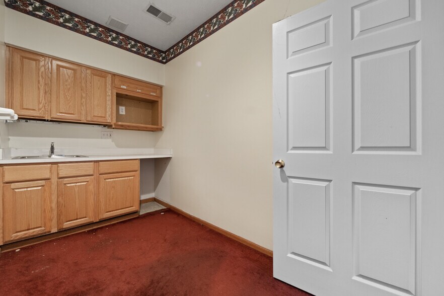 More Photos Of 9233 SR 14, Streetsboro Medical For Sale