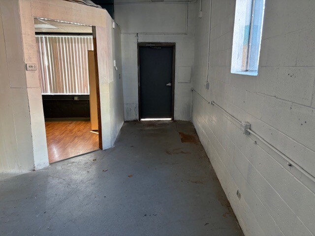 More Photos Of 12 Pease Ave, Middletown Showroom For Lease