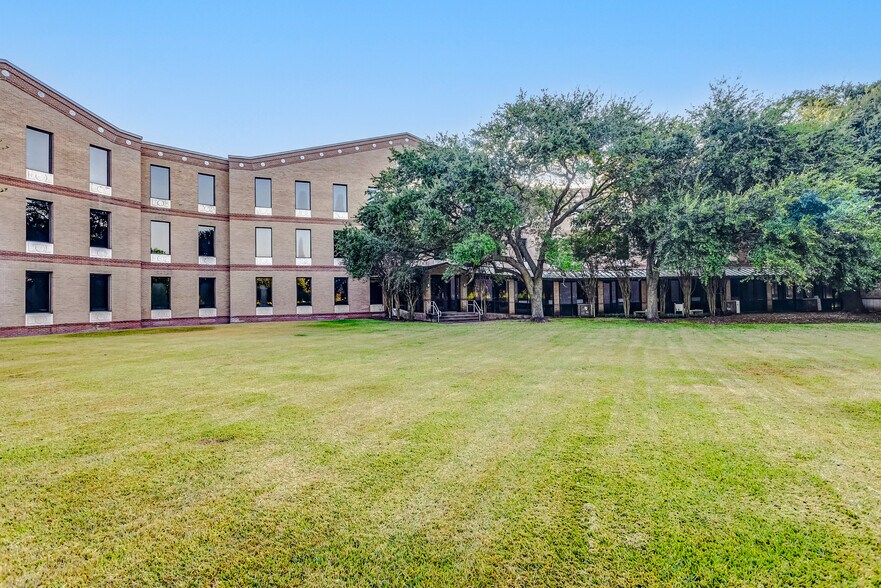 More Photos Of 15200 Southwest Fwy, Sugar Land Medical For Lease