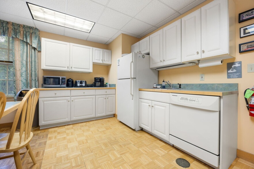 More Photos Of 828 Lynn Fells Pky, Melrose Office For Lease