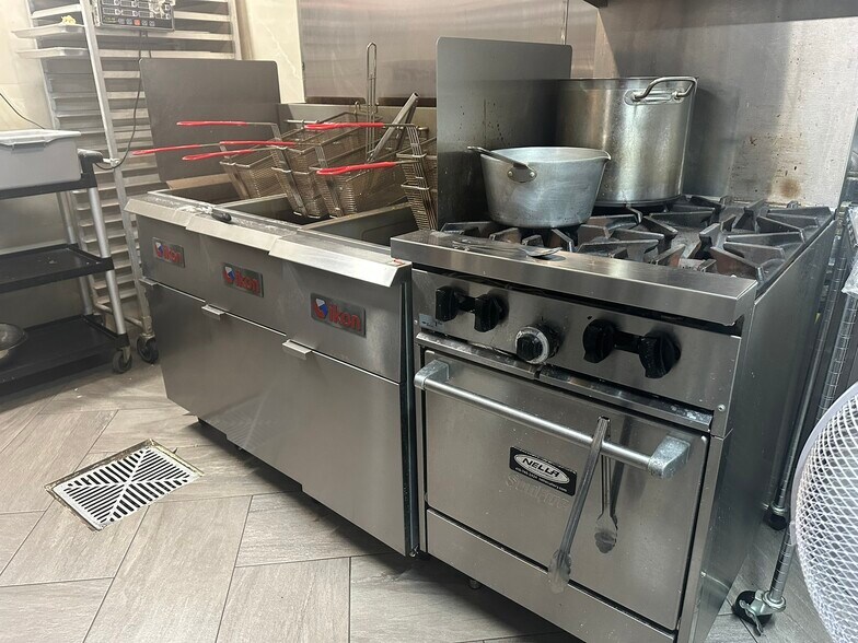 More Photos Of 3066A Hurontario St, Mississauga General Retail For Lease