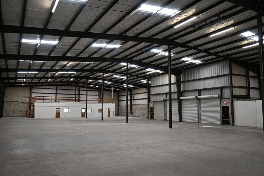 More Photos Of 6211 Anderson Rd, Tampa Warehouse For Lease