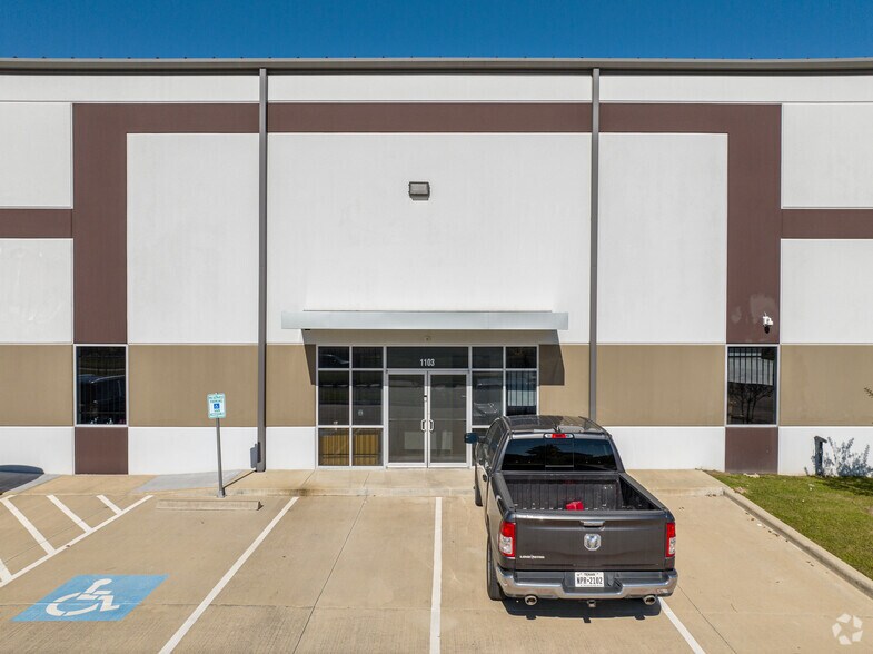 More Photos Of 1103 E Airtex Dr, Houston Distribution For Lease