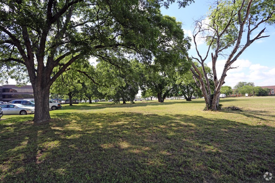 More Photos Of 2345 W Northwest Hwy, Dallas Land For Sale
