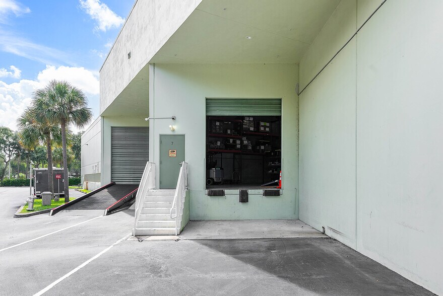 More Photos Of 1200 S Rogers Cir, Boca Raton Warehouse For Lease