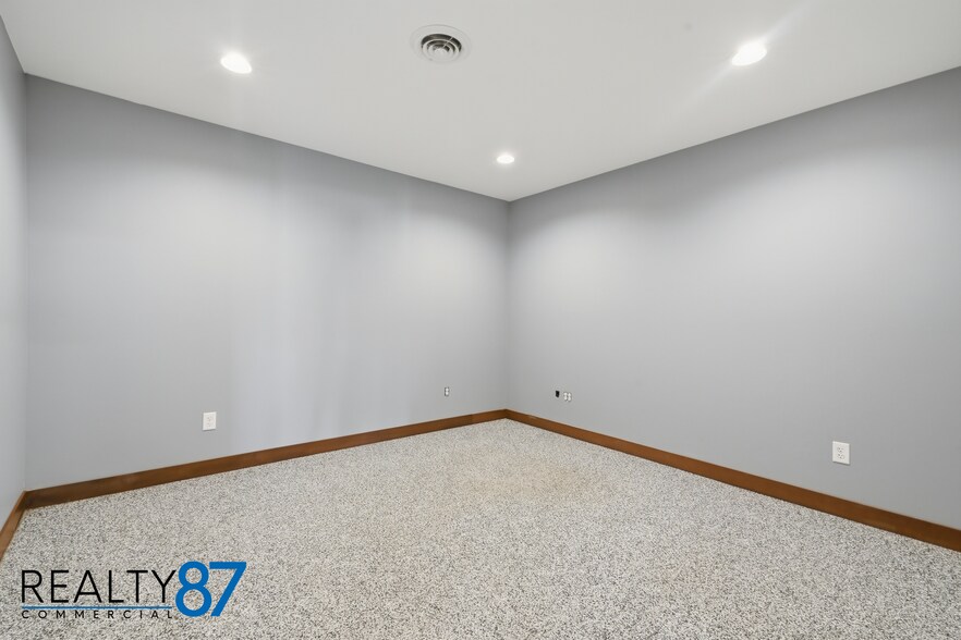 More Photos Of 4301 6th St SW, Cedar Rapids General Retail For Sale
