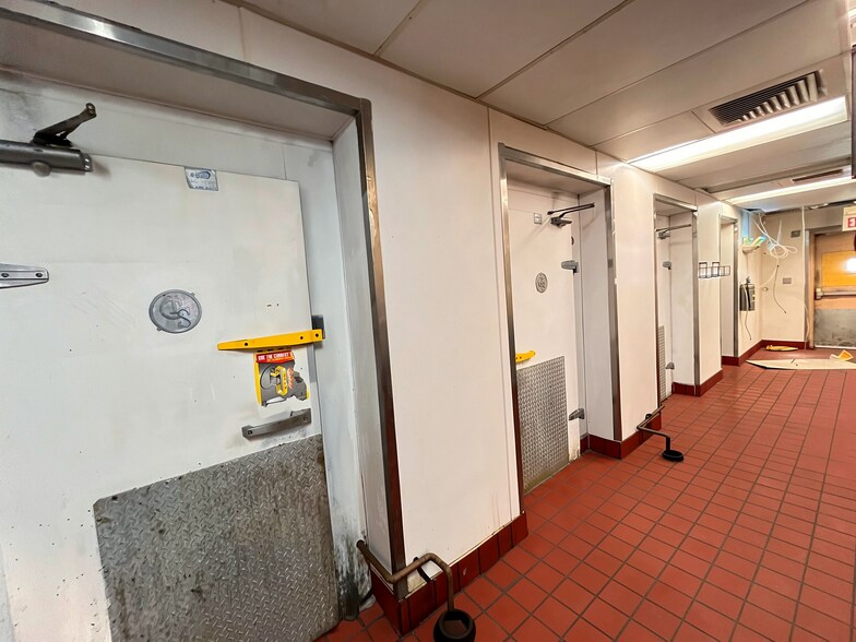 More Photos Of 1914 W 79th St, Chicago Freestanding For Lease