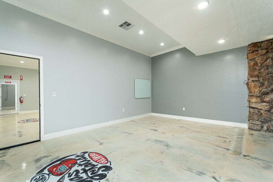 More Photos Of 8555-8559 Reseda Blvd, Northridge Storefront For Sale