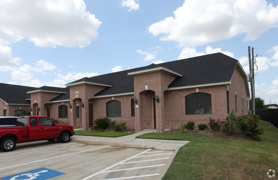 More Photos Of 1828 Snake River Rd, Katy Medical For Lease