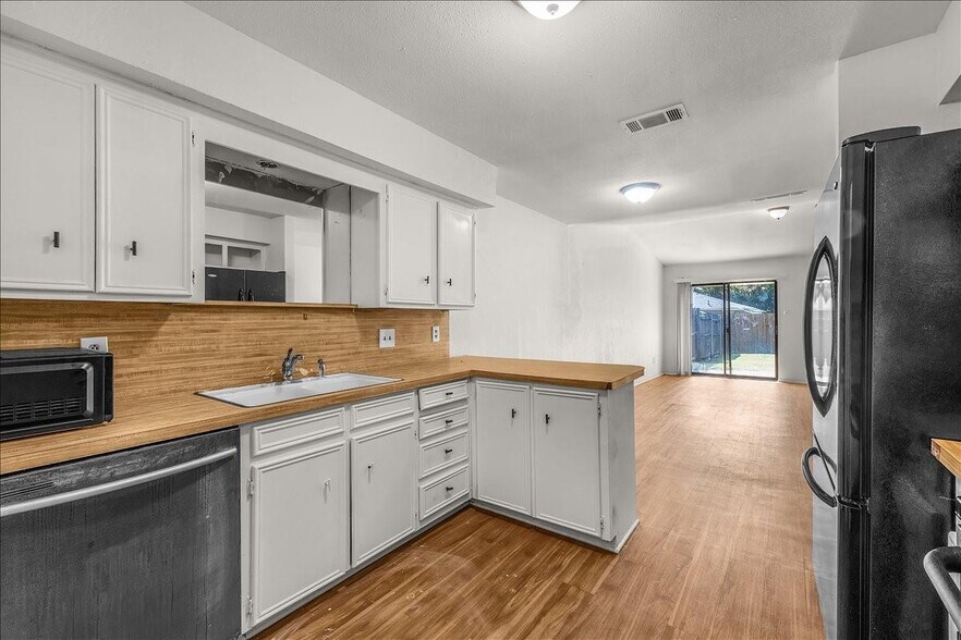 More Photos Of 6817-6819 W Cleburne Rd, Fort Worth Specialty For Sale