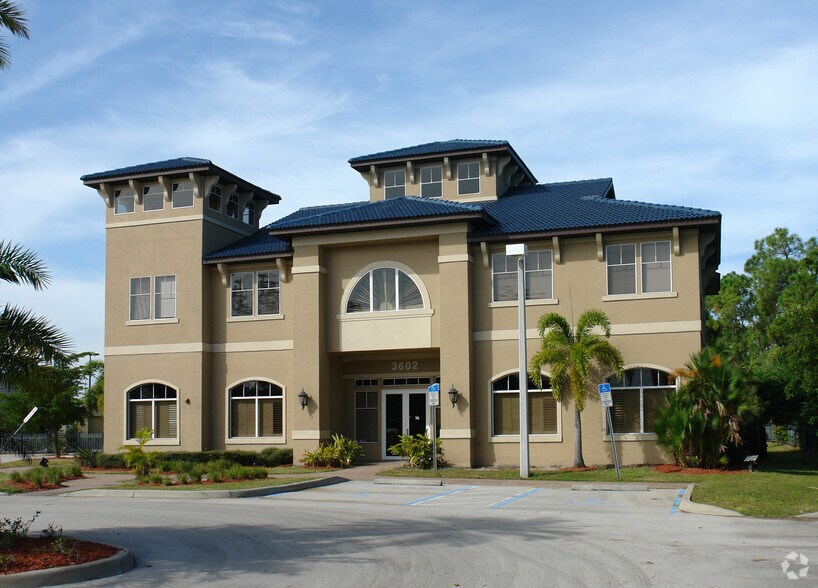 More Photos Of 3602 Colonial Ct, Fort Myers Office For Lease