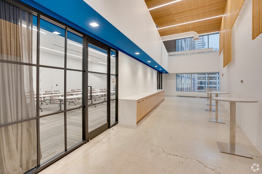 More Photos Of 200 W Adams St, Chicago Office For Lease