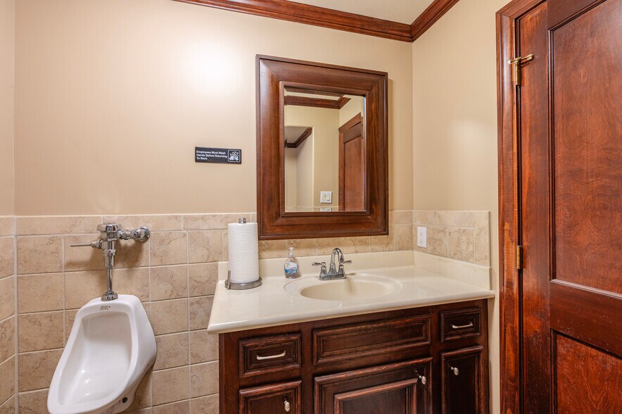 More Photos Of 1340 Highway 3 S, League City Freestanding For Sale