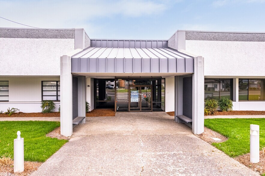 More Photos Of 6433 SE Lake Rd, Portland Distribution For Lease