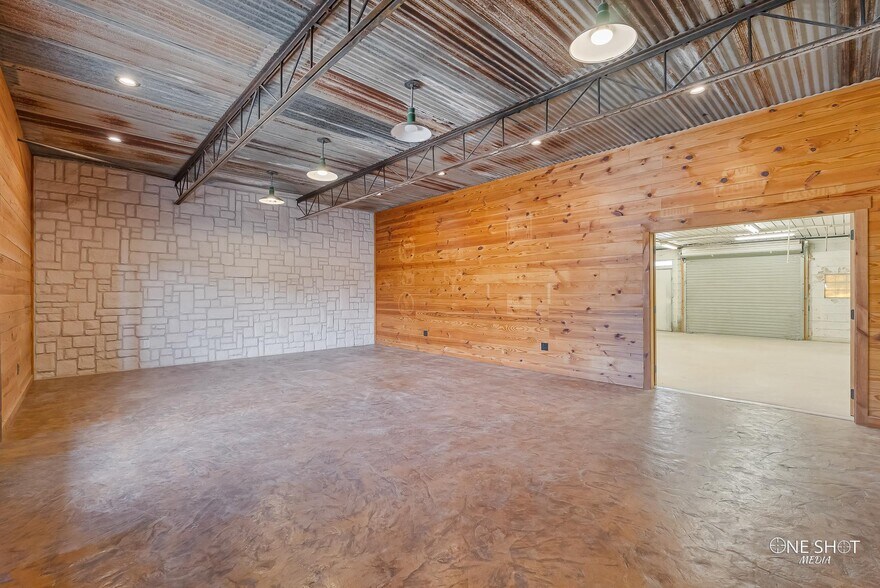 More Photos Of 1929 S Treadaway Blvd, Abilene Showroom For Lease