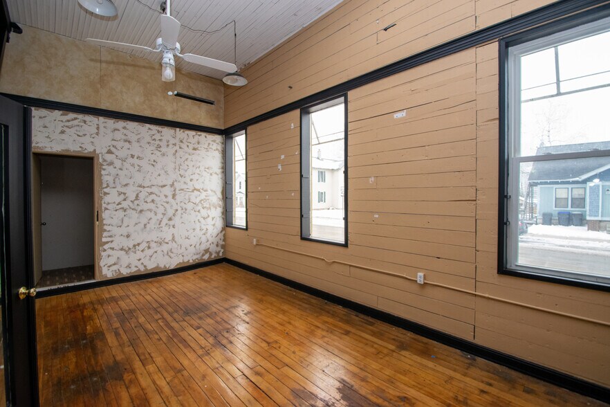 More Photos Of 300 4th St, Algoma Apartments For Sale