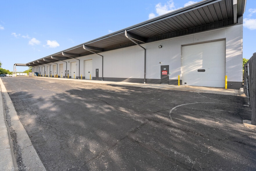 More Photos Of 32-50 E Montrose Dr, Romeoville Warehouse For Lease
