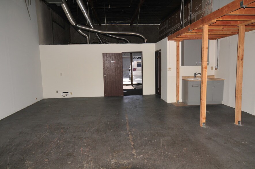 More Photos Of 19205 Parthenia St, Northridge Service For Lease