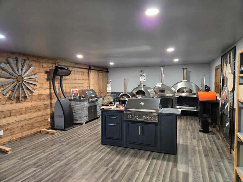 More Photos Of 400 S Railroad St, Warren Warehouse For Lease