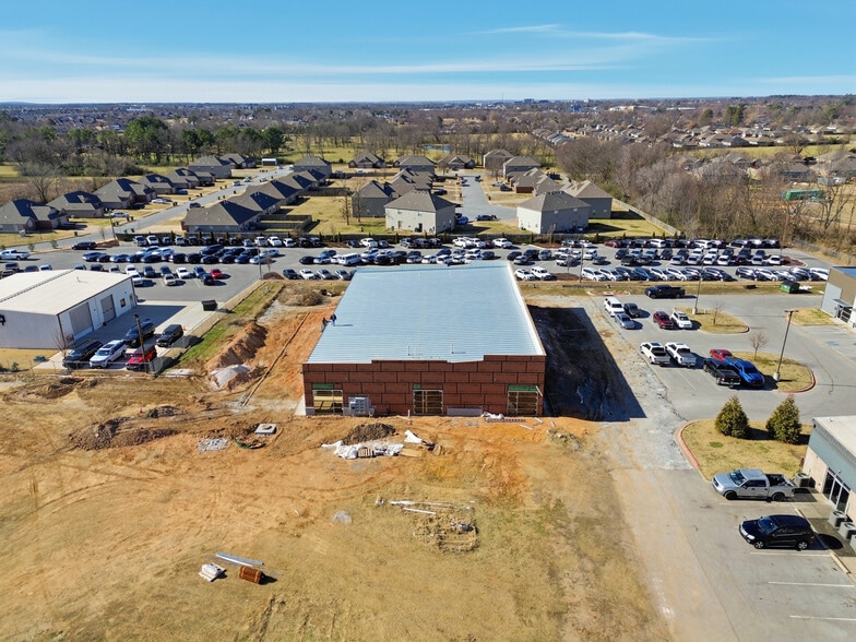 More Photos Of 2420 S 8th St, Rogers Flex For Lease