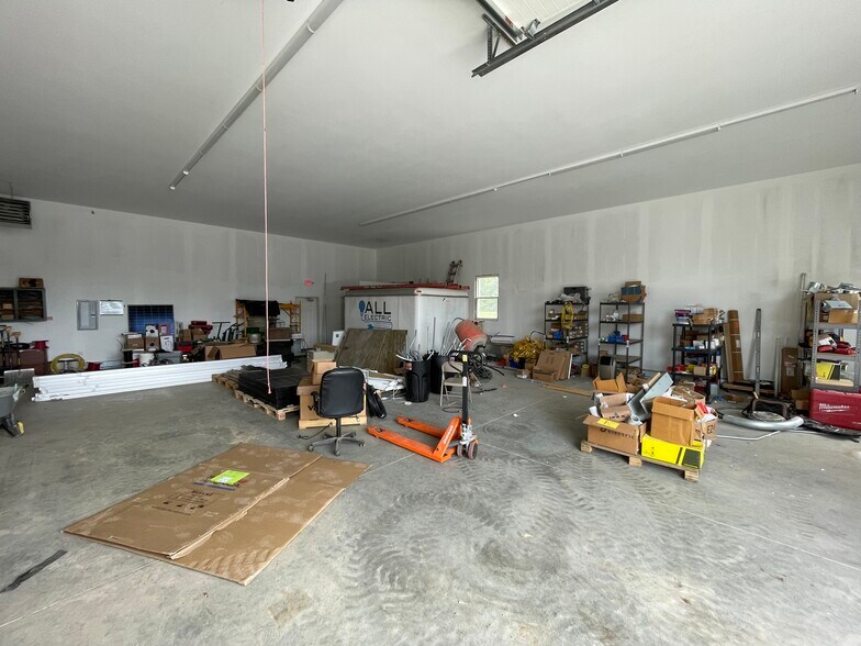 More Photos Of 12 Center Park Rd, Topsham Showroom For Lease