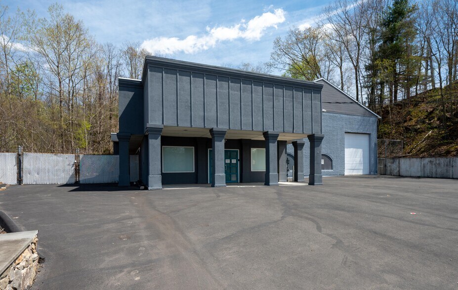 More Photos Of 2391 S Main St, Waterbury Showroom For Sale