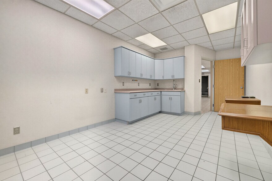 More Photos Of 3405 Rhodes Dr, Windsor Medical For Lease