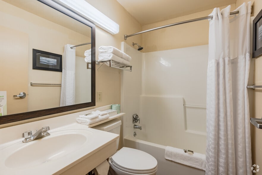 More Photos Of 1180 Doris Rd, Auburn Hills Hotel For Sale
