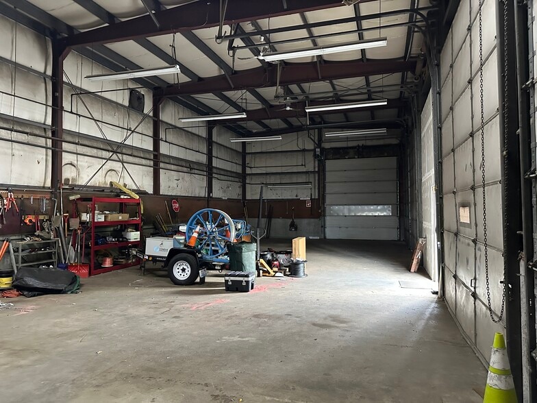 More Photos Of 1635 Page Blvd, Springfield Service For Lease