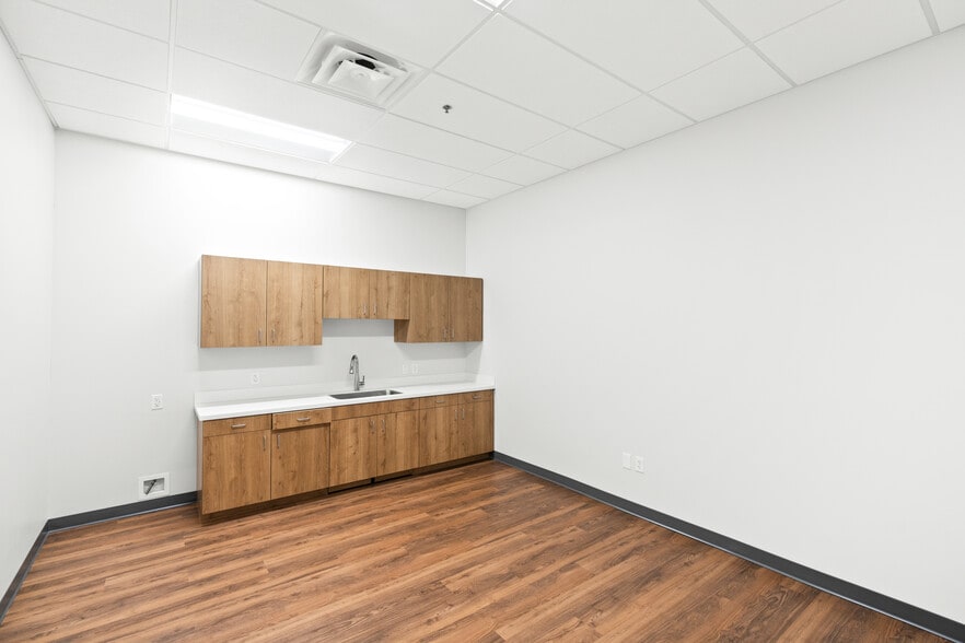 More Photos Of 2844 W Deer Valley Rd, Phoenix Service For Sale