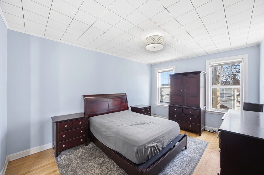 More Photos Of 7861 75th St, Glendale Multifamily For Sale