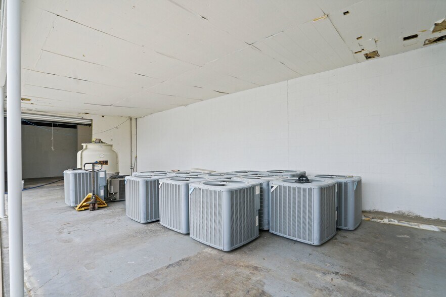 More Photos Of 21328 Hart St, Canoga Park Warehouse For Lease