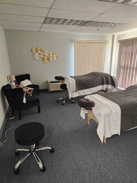 More Photos Of 450 Maple Ave E, Vienna Unknown For Lease