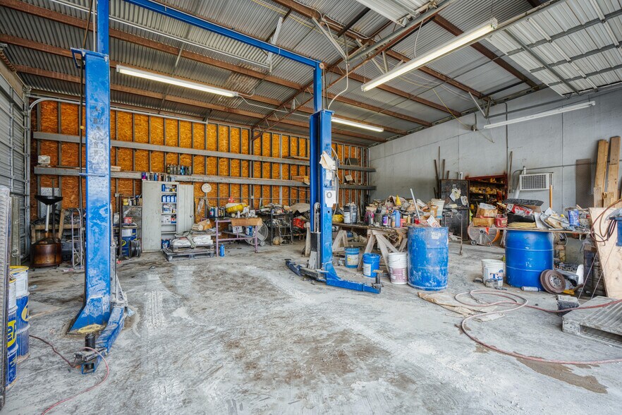 More Photos Of 1402 Hoefgen Ave, San Antonio Warehouse For Lease